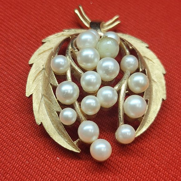 Vintage Trifari Gold Tone Faux Pearl Leaf Brooch Pin - Picture 2 of 10